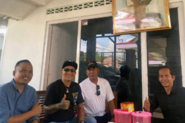 Kunjungan Tim Media Jawa timur Ke Kades Nyentrik Purwasaba Ho Ho